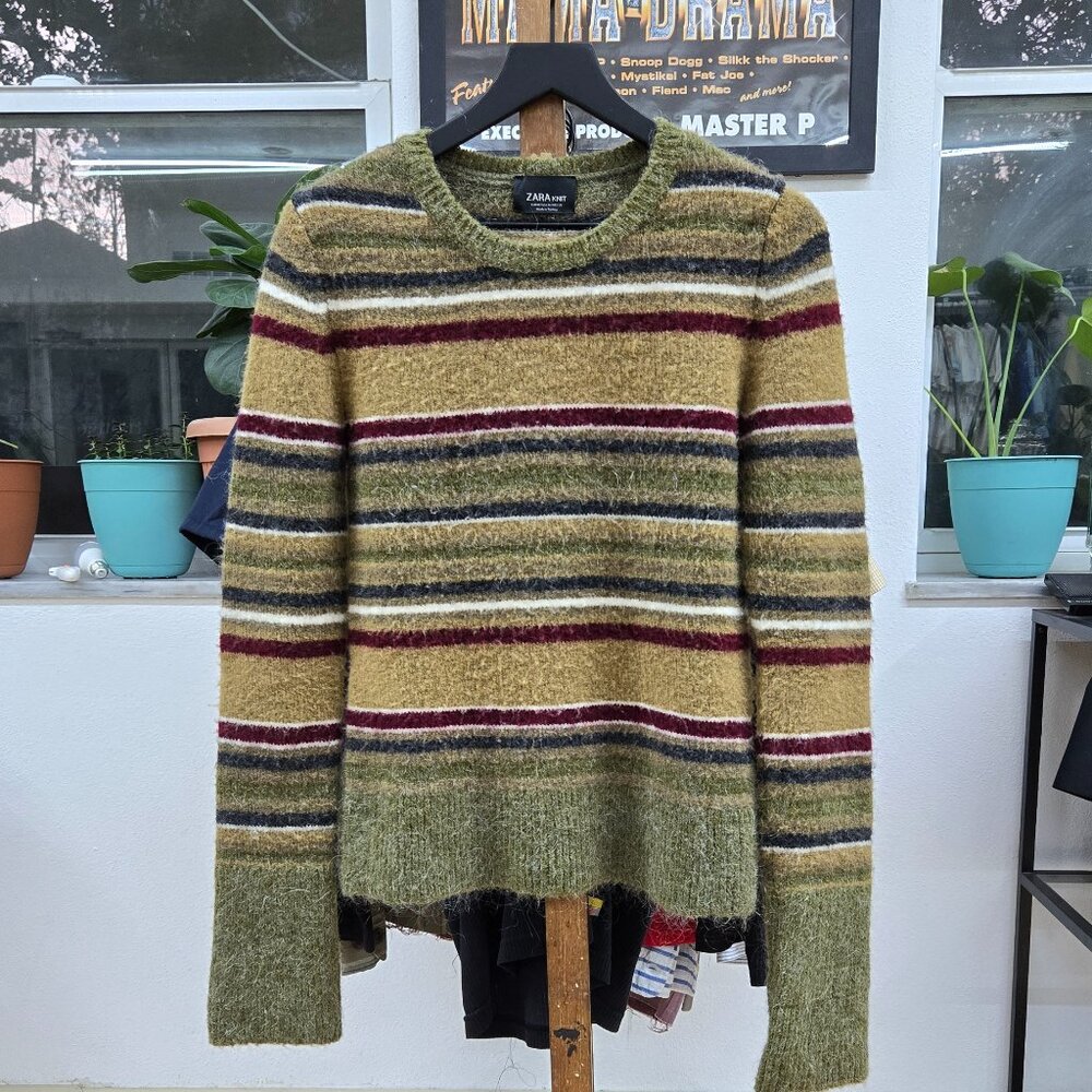 Very cute Zara knitted sweater size medium